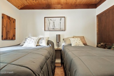 This beautifully maintained 3-bedroom, 2-bath chalet is tucked on The Hideout Golf in Pennsylvania - for sale on GolfHomes.com, golf home, golf lot