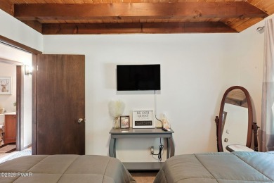 This beautifully maintained 3-bedroom, 2-bath chalet is tucked on The Hideout Golf in Pennsylvania - for sale on GolfHomes.com, golf home, golf lot