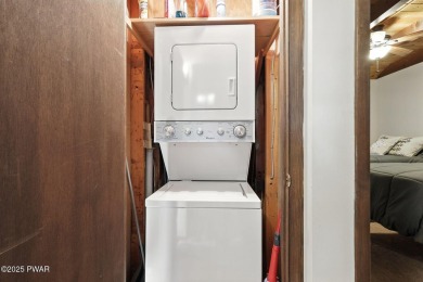 This beautifully maintained 3-bedroom, 2-bath chalet is tucked on The Hideout Golf in Pennsylvania - for sale on GolfHomes.com, golf home, golf lot