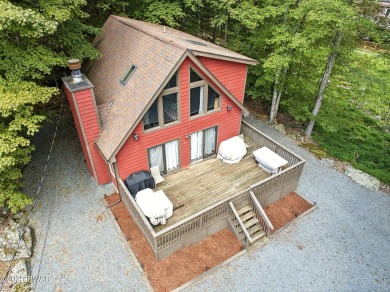 This beautifully maintained 3-bedroom, 2-bath chalet is tucked on The Hideout Golf in Pennsylvania - for sale on GolfHomes.com, golf home, golf lot