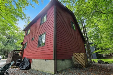 This beautifully maintained 3-bedroom, 2-bath chalet is tucked on The Hideout Golf in Pennsylvania - for sale on GolfHomes.com, golf home, golf lot