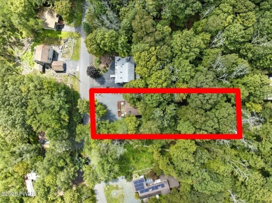 This beautifully maintained 3-bedroom, 2-bath chalet is tucked on The Hideout Golf in Pennsylvania - for sale on GolfHomes.com, golf home, golf lot