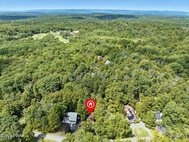 This beautifully maintained 3-bedroom, 2-bath chalet is tucked on The Hideout Golf in Pennsylvania - for sale on GolfHomes.com, golf home, golf lot