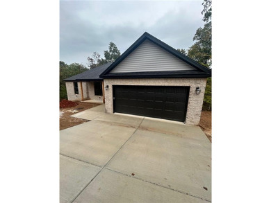 This open floorplan 2 bedroom, 2 bath house is beautiful! on Bella Vista - Metfield Golf Complex and Country Club in Arkansas - for sale on GolfHomes.com, golf home, golf lot