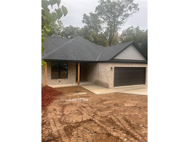 This open floorplan 2 bedroom, 2 bath house is beautiful! on Bella Vista - Metfield Golf Complex and Country Club in Arkansas - for sale on GolfHomes.com, golf home, golf lot