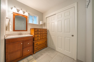 ESCAPE TO COUNTRY PARADISE WITHOUT SACRIFICING CONVENIENCE! This on Palo Cedro Golf Club in California - for sale on GolfHomes.com, golf home, golf lot