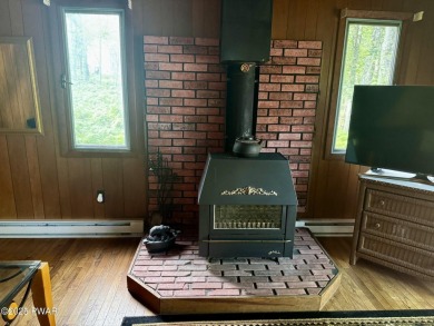 CUTE & WELCOMING 4-SEASON Chalet style CONTEMPORARY IN FAWN LAKE on Forest Lake Club in Pennsylvania - for sale on GolfHomes.com, golf home, golf lot