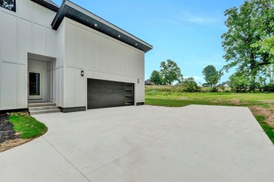 Welcome to your dream home in the heart of Greenwood, SC. This on Hunters Creek Golf and Country Club  in South Carolina - for sale on GolfHomes.com, golf home, golf lot