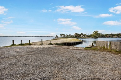 Charming, updated home in desirable Lake Pointe is very on Shalimar Pointe Golf and Country Club in Florida - for sale on GolfHomes.com, golf home, golf lot