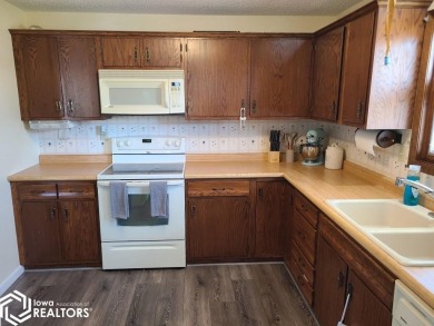Great 3 bedroom, 1.5 bath split level home with an attached 2 on Linn Grove Country Club in Iowa - for sale on GolfHomes.com, golf home, golf lot