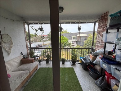 Well Maintained 3rd Floor 1 bedroom/1.5 bath condo in on Inverrary Country Club in Florida - for sale on GolfHomes.com, golf home, golf lot