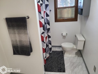 Great 3 bedroom, 1.5 bath split level home with an attached 2 on Linn Grove Country Club in Iowa - for sale on GolfHomes.com, golf home, golf lot