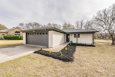 Charming Home in Gated Golf Course Community

Nestled at the on De Cordova Bend Country Club in Texas - for sale on GolfHomes.com, golf home, golf lot