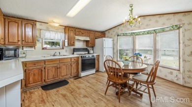 Cozy 2-bedroom, 2-bath manufactured home in a prime location! on Irish Oaks Golf Course in Michigan - for sale on GolfHomes.com, golf home, golf lot