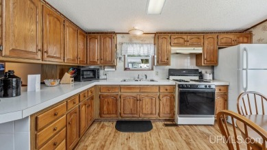 Cozy 2-bedroom, 2-bath manufactured home in a prime location! on Irish Oaks Golf Course in Michigan - for sale on GolfHomes.com, golf home, golf lot