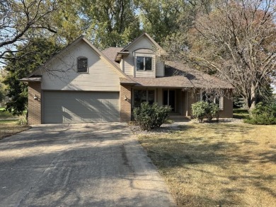 Charming 4~Bed, 3.5~Bath Home on Dakota Dunes Golf Course!! This on Dakota Dunes Country Club in South Dakota - for sale on GolfHomes.com, golf home, golf lot