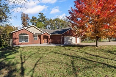 This charming 3-bedroom, 2-bath, 3-car garage home has all the on Bella Vista Country Club - Scottsdale in Arkansas - for sale on GolfHomes.com, golf home, golf lot