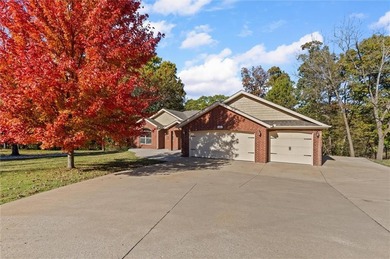 This charming 3-bedroom, 2-bath, 3-car garage home has all the on Bella Vista Country Club - Scottsdale in Arkansas - for sale on GolfHomes.com, golf home, golf lot