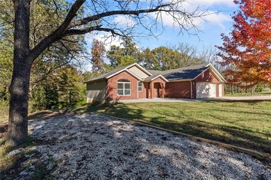 This charming 3-bedroom, 2-bath, 3-car garage home has all the on Bella Vista Country Club - Scottsdale in Arkansas - for sale on GolfHomes.com, golf home, golf lot