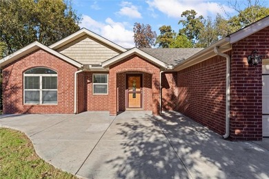 This charming 3-bedroom, 2-bath, 3-car garage home has all the on Bella Vista Country Club - Scottsdale in Arkansas - for sale on GolfHomes.com, golf home, golf lot