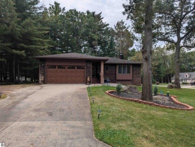 Spacious 3 bedroom bi-level home in the Huron Breeze Golf & on Huron Breeze Golf Club in Michigan - for sale on GolfHomes.com, golf home, golf lot