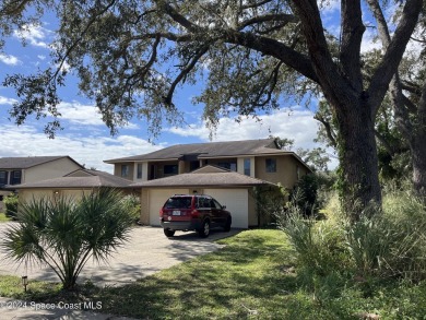 WELL MAINTAINED SPACIOUS END UNIT SECOND FLOOR CONDO WITH on Royal Oak Golf Club in Florida - for sale on GolfHomes.com, golf home, golf lot