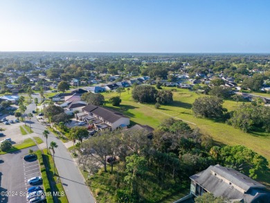 WELL MAINTAINED SPACIOUS END UNIT SECOND FLOOR CONDO WITH on Royal Oak Golf Club in Florida - for sale on GolfHomes.com, golf home, golf lot