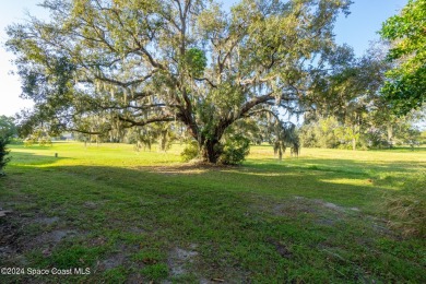 WELL MAINTAINED SPACIOUS END UNIT SECOND FLOOR CONDO WITH on Royal Oak Golf Club in Florida - for sale on GolfHomes.com, golf home, golf lot