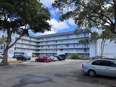 This beautifully remodeled 2-bedroom, 2-bath unit features a on Oriole Golf and Tennis Club in Florida - for sale on GolfHomes.com, golf home, golf lot