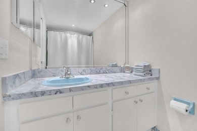 Prime Palm Aire location! Spacious 2BR/2BA residence offering on Palm-Aire Country Club and Resort - The Oaks in Florida - for sale on GolfHomes.com, golf home, golf lot