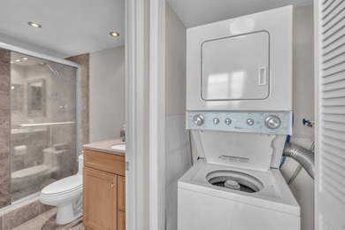 Prime Palm Aire location! Spacious 2BR/2BA residence offering on Palm-Aire Country Club and Resort - The Oaks in Florida - for sale on GolfHomes.com, golf home, golf lot