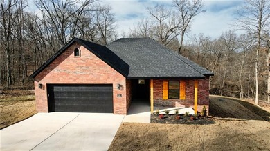 This inviting new construction Bella Vista home sits in a prime on Branchwood Golf Course in Arkansas - for sale on GolfHomes.com, golf home, golf lot