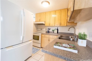 Spacious 2 bedroom 2 full baths with 2 covered parking stalls!! on Pearl Country Club in Hawaii - for sale on GolfHomes.com, golf home, golf lot