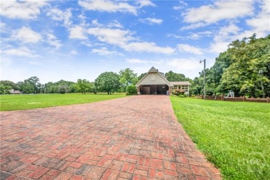 Now available in Hartwell, Ga! This 4 bedroom/3 bathroom brick on Cateechee Golf Club in Georgia - for sale on GolfHomes.com, golf home, golf lot