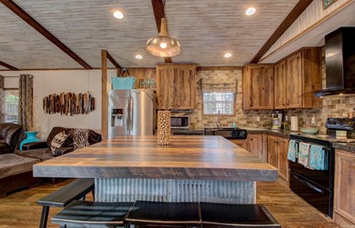 Sitting on three lots.  This Immaculate 3-bedroom, 2-bath home on Mountain Ranch Golf Club in Arkansas - for sale on GolfHomes.com, golf home, golf lot