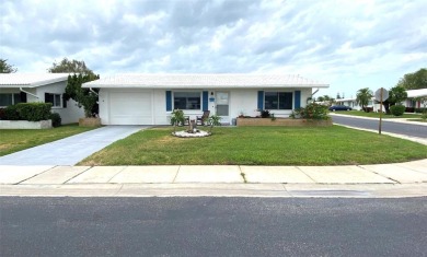 This 2 bedroom 1.5 bath home is located in the 55+ COMMUNITY of on Mainlands Golf Club in Florida - for sale on GolfHomes.com, golf home, golf lot