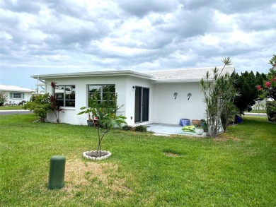 This 2 bedroom 1.5 bath home is located in the 55+ COMMUNITY of on Mainlands Golf Club in Florida - for sale on GolfHomes.com, golf home, golf lot