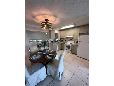 This 2 bedroom 1.5 bath home is located in the 55+ COMMUNITY of on Mainlands Golf Club in Florida - for sale on GolfHomes.com, golf home, golf lot