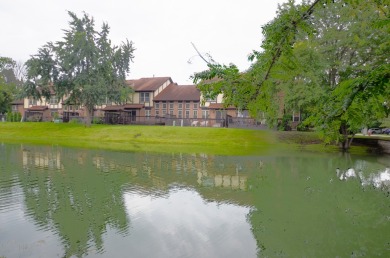 ENJOY A $5,000 CREDIT FOR CARPET REPLACEMENT! This is a on Bloomingdale Golf Club in Illinois - for sale on GolfHomes.com, golf home, golf lot