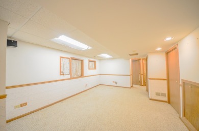 ENJOY A $5,000 CREDIT FOR CARPET REPLACEMENT! This is a on Bloomingdale Golf Club in Illinois - for sale on GolfHomes.com, golf home, golf lot