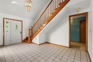 SPACIOUS POOL HOME OVERLOOKING GOLF COURSE IN LAKE SUZY on Kingsway Country Club in Florida - for sale on GolfHomes.com, golf home, golf lot