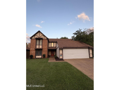 Beautifully updated 4 bedroom home is walking distance to the on Castlewoods Golf Club in Mississippi - for sale on GolfHomes.com, golf home, golf lot