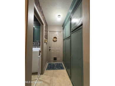Beautifully updated 4 bedroom home is walking distance to the on Castlewoods Golf Club in Mississippi - for sale on GolfHomes.com, golf home, golf lot