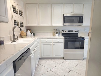 This beautifully maintained 2-bedroom, 2-bath home offers a on Leisure Village Par 3 Golf Course in California - for sale on GolfHomes.com, golf home, golf lot