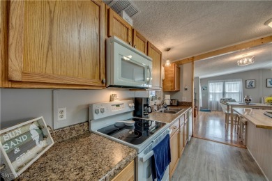 **Charming & Remodeled 2/2 Home in the 55+ Horizon Village on Six Lakes Country Club in Florida - for sale on GolfHomes.com, golf home, golf lot