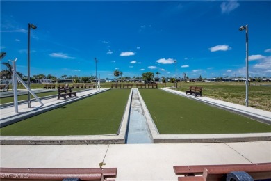 **Charming & Remodeled 2/2 Home in the 55+ Horizon Village on Six Lakes Country Club in Florida - for sale on GolfHomes.com, golf home, golf lot