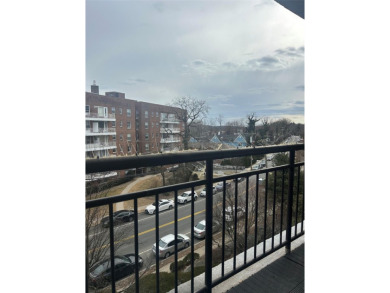 Welcome to life at Greencroft Condominium in New Rochelle! This on Pelham/Split Rock Golf Course in New York - for sale on GolfHomes.com, golf home, golf lot