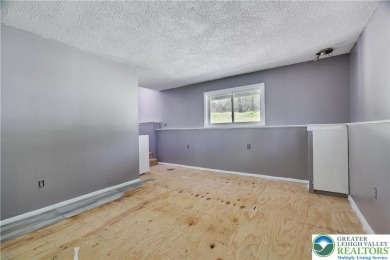 This very well maintained home is ready to be loved by its new on Pocono Farms Country Club in Pennsylvania - for sale on GolfHomes.com, golf home, golf lot