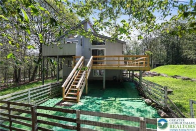 This very well maintained home is ready to be loved by its new on Pocono Farms Country Club in Pennsylvania - for sale on GolfHomes.com, golf home, golf lot
