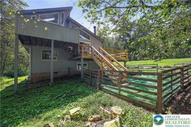 This very well maintained home is ready to be loved by its new on Pocono Farms Country Club in Pennsylvania - for sale on GolfHomes.com, golf home, golf lot